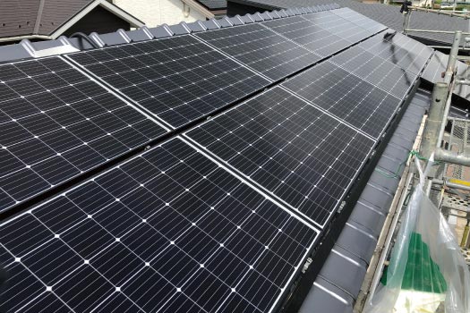 屋根に設置された太陽光発電パネルの写真