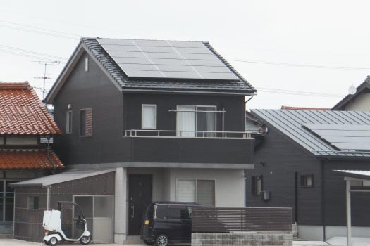 太陽光パネルを設置したお家の外観写真