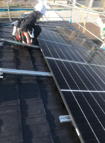 島根（松江・出雲）、鳥取で太陽光発電をご検討なら東洋ソーラーへ。架台設置が終わると、パネルを取り付けていきます。