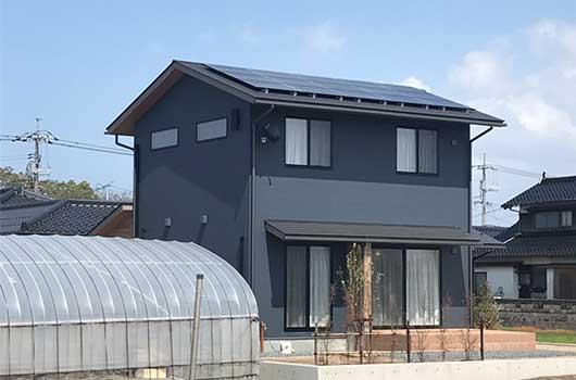 屋根に太陽光パネルが美しく設置されたご自宅の例