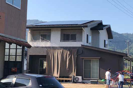 屋根に太陽光パネルが美しく設置されたご自宅の例