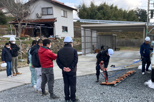 東洋ソーラー営業部　遠藤さんの邑南美郷通信　瓦の穴あけ作業を行っています。