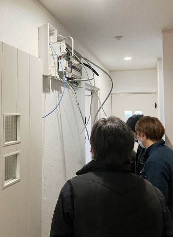 東洋ソーラー営業部　遠藤さんの邑南美郷通信　分電盤の配線作業を行っています。